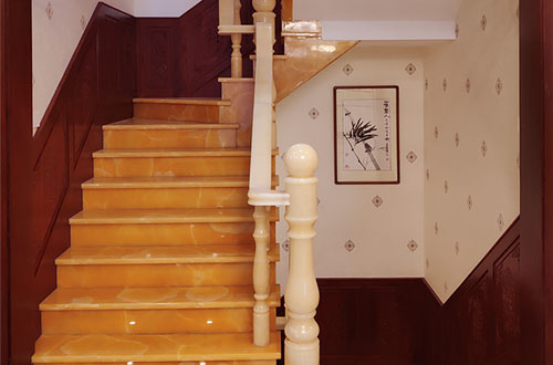 矿区中式别墅室内汉白玉石楼梯的定制安装装饰效果